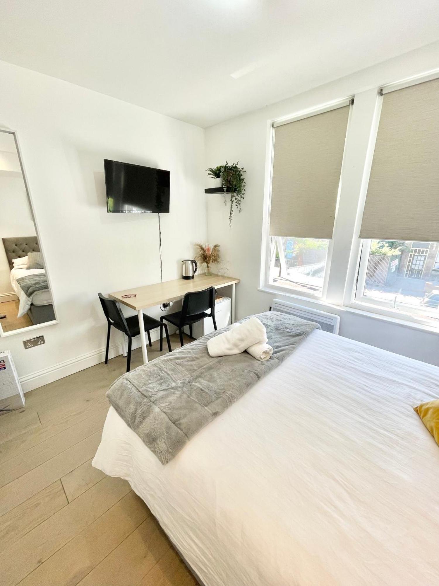 Cosy En-Suite Room In Stratford Лондон Екстер'єр фото