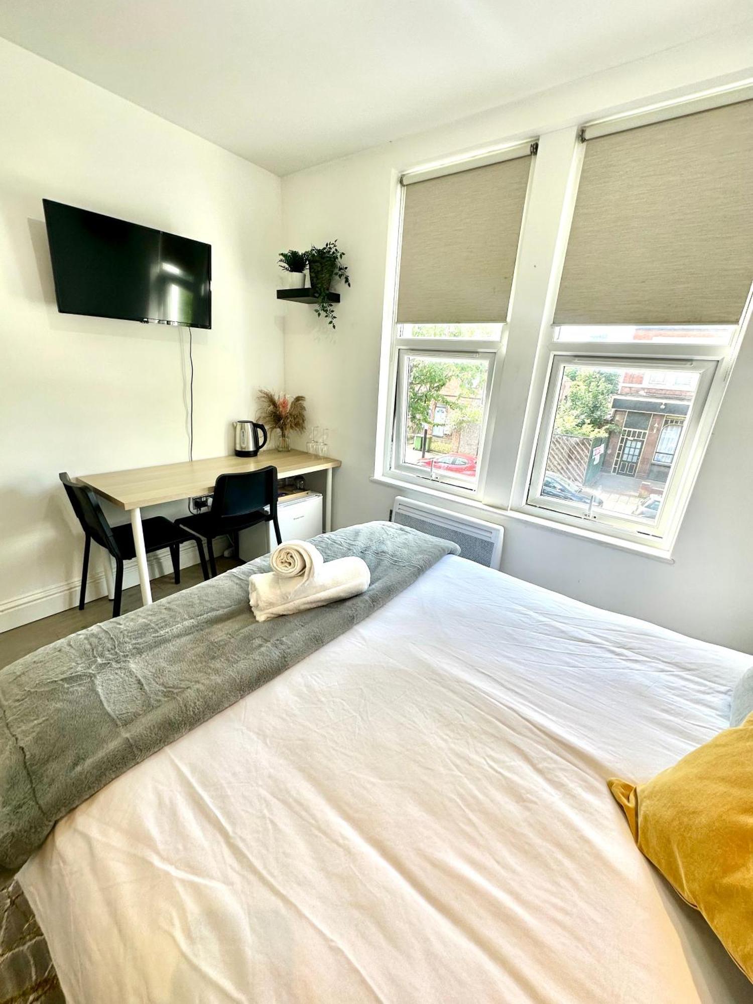 Cosy En-Suite Room In Stratford Лондон Екстер'єр фото